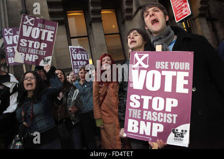 Wahl des Europäischen Parlaments in der Nord-West-Ergebnisse-Nacht in Manchester Town Hall.  Anti-faschistische Demonstranten außerhalb der Stadt Stockfoto