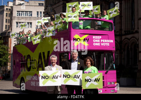 Das Nein zum AV Kampagnenbus. L-R Tony Lloyd MP, Graham Stringer MP und Susan Williams Stockfoto