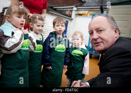 MP Shaun Woodward besucht Eccleston Park Kindergarten, Prescot Stockfoto