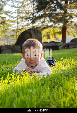 Glücklich Kleinkind im Park spielen auf der Wiese Stockfoto