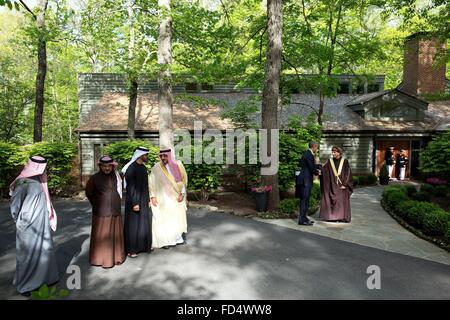 US-Präsident Barack Obama begrüßt Sayyid Fahd bin Mahmoud al Said, stellvertretender Ministerpräsident für den Ministerrat Angelegenheiten des Sultanats Oman als andere Gulf Cooperation Council Mitglieder warten 14. Mai 2015 in Camp David in Maryland eingeführt werden. Stockfoto