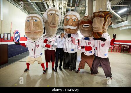 US-Präsident Barack Obama stellt mit der Racing Präsidenten, Maskottchen für die Washington Nationals-Baseball-Team an Nationals Park 11. Juni 2015 in Washington, DC. Stockfoto