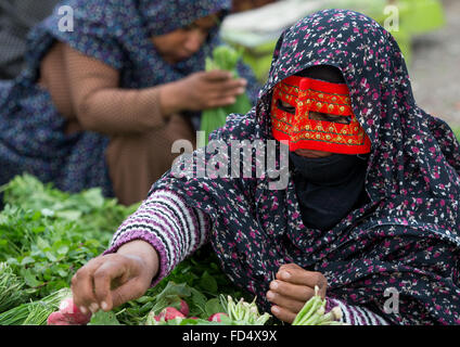 eine Bandari Frau trägt eine traditionelle Maske genannt die Burka Panjshambe Bazar Donnerstag Markt, Hormozgan, Minab, Iran Stockfoto