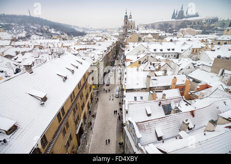 Tolle Aussicht auf Prager Burg und weniger Dächer der Stadt Prag im Winter, Tschechische Republik, Europa Stockfoto