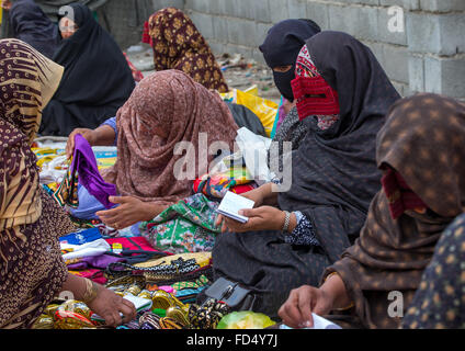 eine Bandari Frau trägt eine traditionelle Maske genannt die Burka Panjshambe Bazar Donnerstag Markt, Hormozgan, Minab, Iran Stockfoto