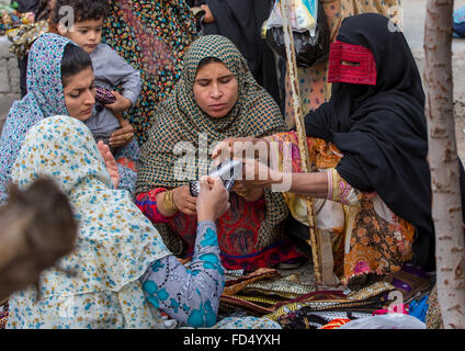 eine Bandari Frau trägt eine traditionelle Maske genannt die Burka Panjshambe Bazar Donnerstag Markt, Hormozgan, Minab, Iran Stockfoto