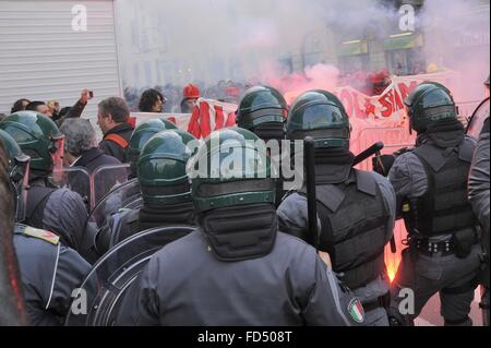 Mailand, Italien, 11/2015 - Streik der Studenten und unabhängige Gewerkschaften gegen die Job-Politik der Regierung, Auseinandersetzungen mit der Polizei Stockfoto