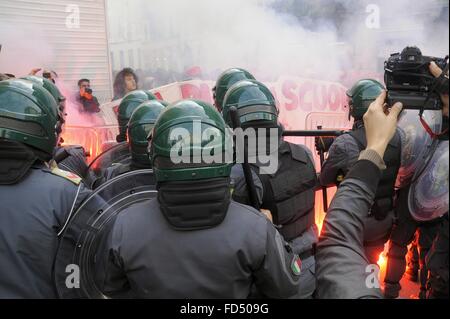 Mailand, Italien, 11/2015 - Streik der Studenten und unabhängige Gewerkschaften gegen die Job-Politik der Regierung, Auseinandersetzungen mit der Polizei Stockfoto