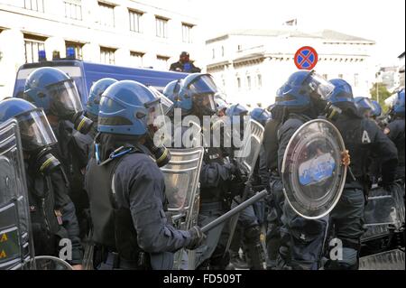 Mailand, Italien, 11/2015 - Streik der Studenten und unabhängige Gewerkschaften gegen die Job-Politik der Regierung, Auseinandersetzungen mit der Polizei Stockfoto