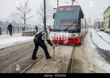 Straßenbahnhaltestelle am Smetanovo Nabrezi rund um Café Slavia, Prag, Tschechische Republik Stockfoto
