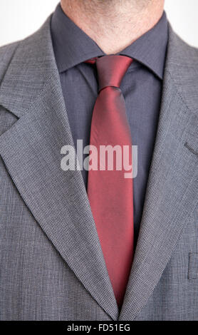 Mann im Anzugjacke, rote Krawatte und grauen Hemd. Stockfoto