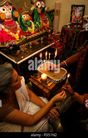 Fest des Heiligen Namens in einem ISKCON-Tempel. Angebot der Lichter Stockfoto