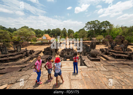 Kinder über Bakong Tempel, Roluos Group, Angkor, Siem Reap, Kambodscha Stockfoto