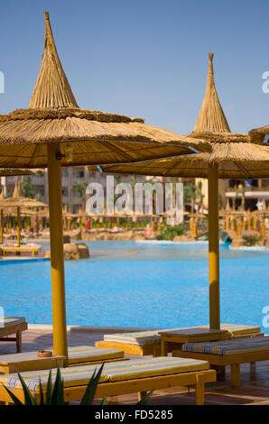 Resort-Hotel mit Pool liegen. Stockfoto