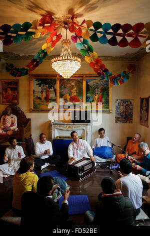 Fest des Heiligen Namens in einem ISKCON-Tempel. Mantrasingen Stockfoto