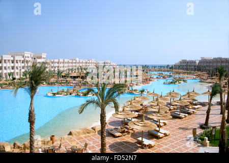 Ägyptischen Resort Luxushotel mit dem Roten Meer im Hintergrund Stockfoto