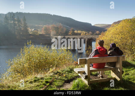 Zwei Personen genießen Sie die Aussicht im unteren Elan Tal, Mid Wales UK Stockfoto