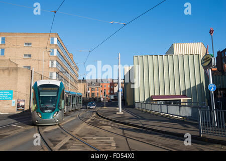 Eine Straßenbahn, die das Nottingham Contemporary vor dem Abriss des Broadmarsh Shopping Centre, Nottingham City Nottinghamshire England, Großbritannien, passiert Stockfoto