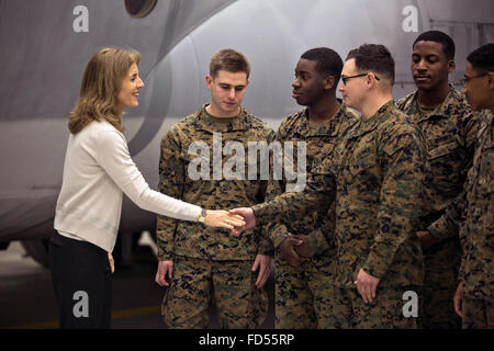 US-Botschafter in Japan Caroline Kennedy grüßt Marines der Marine Aerial auftankenden Transport Geschwader während eines Besuchs in der Marine Corps Air Station 28. Januar 2016 in Iwakuni, Japan. Stockfoto