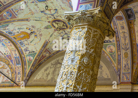 Detail eines dekorierten Spalte und Decke im Palazzo della Signoria ersten Hof Stockfoto