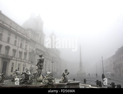 Rom, Italien, 28. Januar 2016: Piazza Navona, in einer ungewöhnlichen Nebel gehüllt Stockfoto