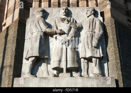 Steinstatue / Statuen / Arbeitnehmer Kunst Fries außen außerhalb der Amsterdamer Stadtarchiv / Gebäude-Archiv. Holland Niederlande Stockfoto