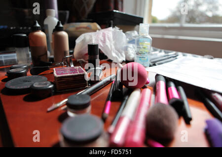 Viel Make-up auf einem Tisch Stockfoto