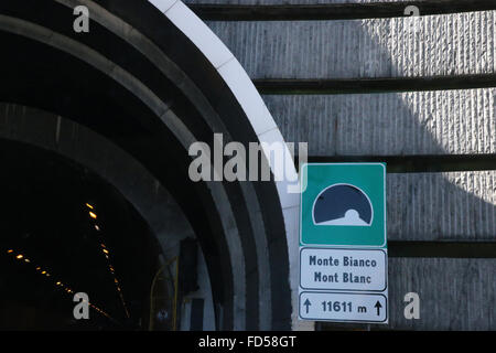 Der Mont-Blanc-Tunnel führt durch den höchsten Berg in den Alpen, mit Verbindungstür Courmayeur, Italien, und Chamonix-Mont-Blanc, Fran Stockfoto