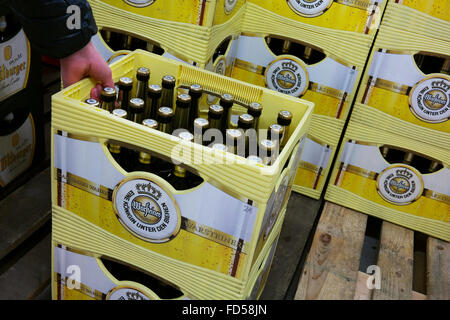 Stapel von Warsteiner Bierkisten im Großhandel. Stockfoto