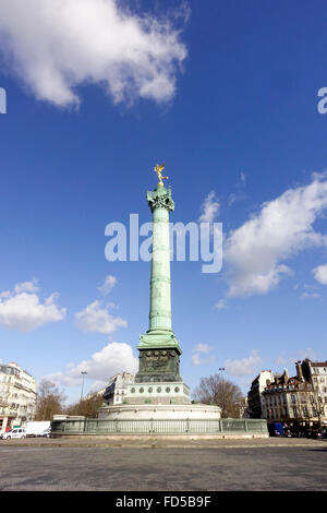 Die Juli-Spalte (Französisch: Colonne de Juillet) ist eine monumentale Spalte in Paris zum Gedenken an die Revolution von 1830. Es befindet sich in Stockfoto