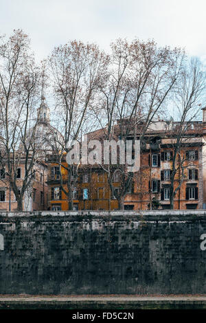 Wohnblocks entlang des Tibers in Rom, Italien Stockfoto