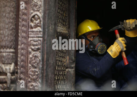 Kathmandu, Nepal. 28. Januar 2016. Ein Restaurator thump auf einer überdachten traditionelle Narrative Wandmalerei nach unten gebracht werden, nachdem der Heilige Schrein beschädigt worden war, nach das 25. April 2015-Erdbeben im Shantipur-Tempel, auch bekannt als "Ort des Friedens", befindet sich auf dem Gelände der Swayambhunath Stupa in Kathmandu, Nepal auf Donnerstag, 28. Januar 2016. Im Schrein verbirgt sich ein Geheimnis, immer gesperrt, Anhörung Meditation Gebete in unterirdischen Kammern wo lebte im 8. Jahrhundert tantrischen Meister Shantikar Acharya. Der kleine Tempel hat eine starke Atmosphäre, die gesagt wird, geheimnisvolle, Heck Stockfoto