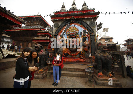 28. Januar 2016 nehmen - Kathmandu, Nepal - zwei Gruppen von nepalesischen Frauen ein Selbstporträt von ihrem Smartphone vor einem Idol der Kala Bhairava eine Hindu-Gottheit Hanuman Dhoka Square, Kathmandu, Nepal auf Donnerstag, 28. Januar 2016. Der Durbar Square ist eine sehr beliebte Touristenattraktion und ist in die UNESCO-Weltkulturerbe aufgeführt. (Kredit-Bild: © Skanda Gautam über ZUMA Draht) Stockfoto