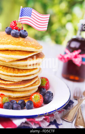 Ein Stapel hausgemachte Pfannkuchen mit frischen Früchten. Stockfoto