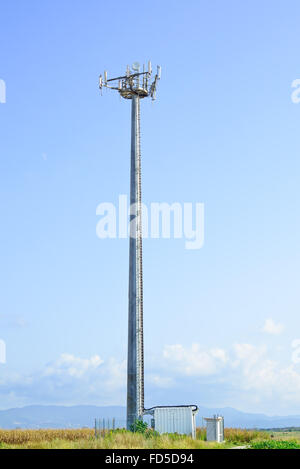 Fernmeldeturm. Mobilfunk-Basisstation in einem blauen Himmelshintergrund. Stockfoto