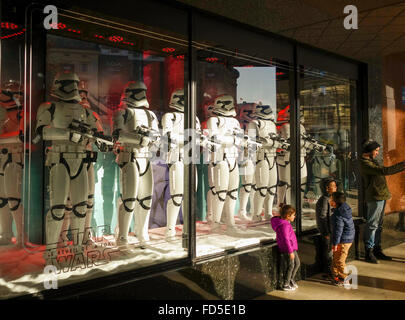 Star Wars Sturmtruppen, im Schaufenster bei Galeries Lafayette-Shopping-Mall, Stockfoto