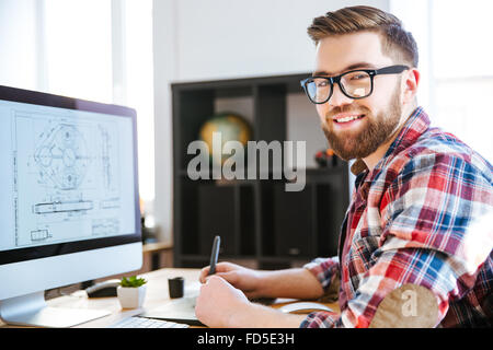 Porträt von glücklich schönen modernen Designer Zeichnung Blaupause auf Computer mit Grafiktablett mit Stift Stockfoto