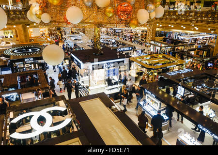 High-End-Parfümerien im Hauptzentrum der Galeries Lafayette, Paris, Frankreich. Stockfoto