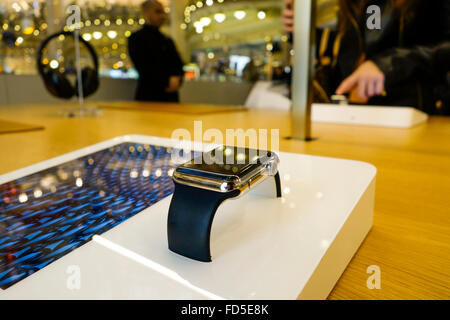 Eine Auswahl von Apple Uhren, Uhr, Verkauf in Apple-Abteilung der Galeries Lafayette, Paris. Frankreich. Stockfoto