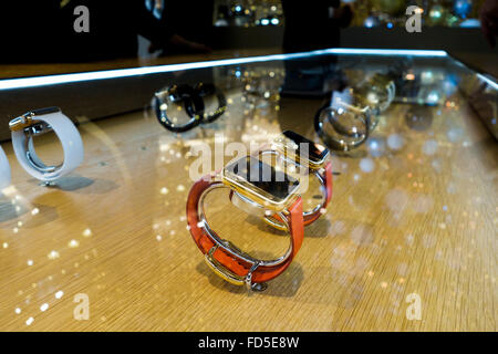 Eine Auswahl von Apple Uhren, Uhr, Verkauf in Apple-Abteilung der Galeries Lafayette, Paris. Frankreich. Stockfoto