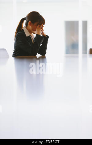 Müde japanische Geschäftsfrau Stockfoto