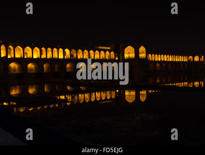 ein Blick auf die Khaju-Brücke in der Nacht, die Hervorhebung der Bögen, Provinz Isfahan, Isfahan, Iran Stockfoto