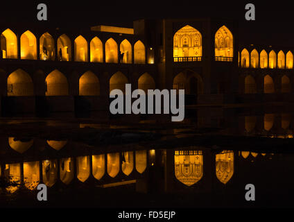 ein Blick auf die Khaju-Brücke in der Nacht, die Hervorhebung der Bögen, Provinz Isfahan, Isfahan, Iran Stockfoto