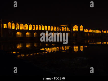 ein Blick auf die Khaju-Brücke in der Nacht, die Hervorhebung der Bögen, Provinz Isfahan, Isfahan, Iran Stockfoto