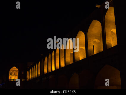 ein Blick auf die Khaju-Brücke in der Nacht, die Hervorhebung der Bögen, Provinz Isfahan, Isfahan, Iran Stockfoto