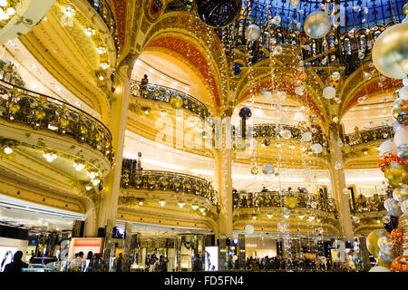 Innen Weihnachtsdekoration im Einkaufszentrum Galeries Lafayette, Paris, Frankreich. Stockfoto