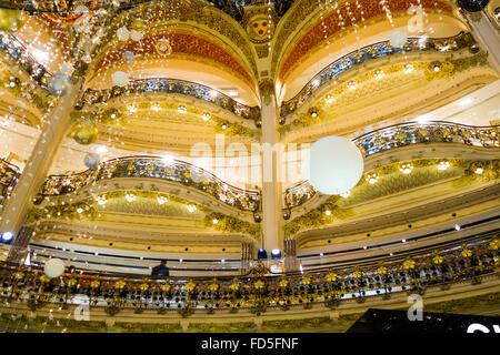 Galerien Lafayette Weihnachtsdekorationen Inneneinrichtung im Einkaufszentrum, Paris, Frankreich. Stockfoto