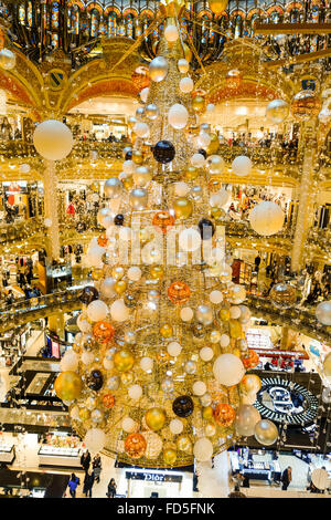 Innen Weihnachtsdekoration im Einkaufszentrum Galeries Lafayette, Paris, Frankreich. Stockfoto