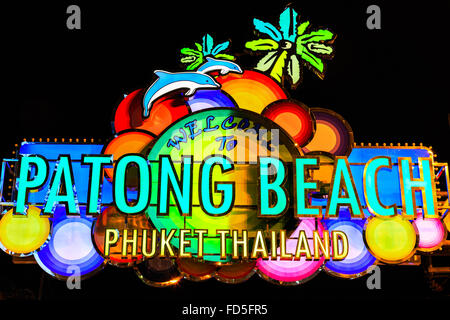 Thailand, Phuket. Leuchtreklame an der Bangla Road, Patong Phuket. Stockfoto