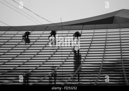 Fensterputzer am Walkie Talkie Gebäude Stockfoto